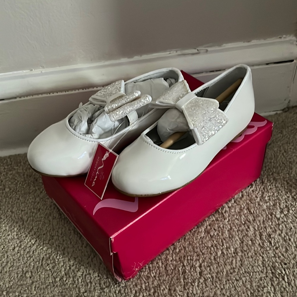 Toddler girls white dress shoes. Perfect for any special occasion.